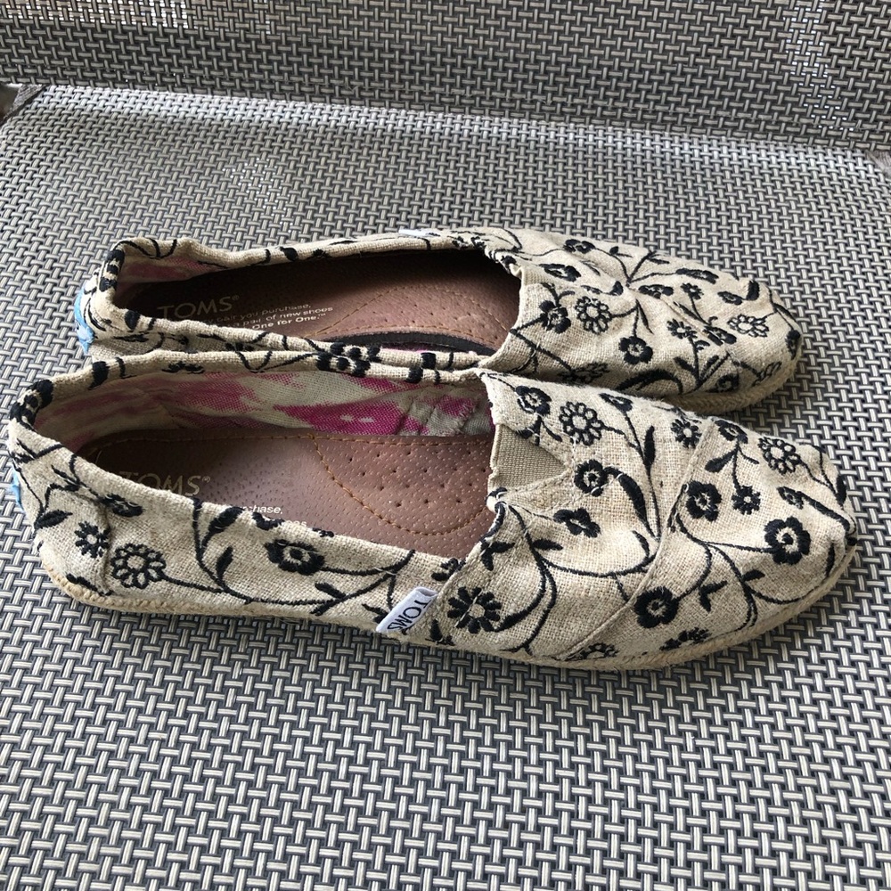 Toms Beige & Black Floral Slip Ons. Size 7.